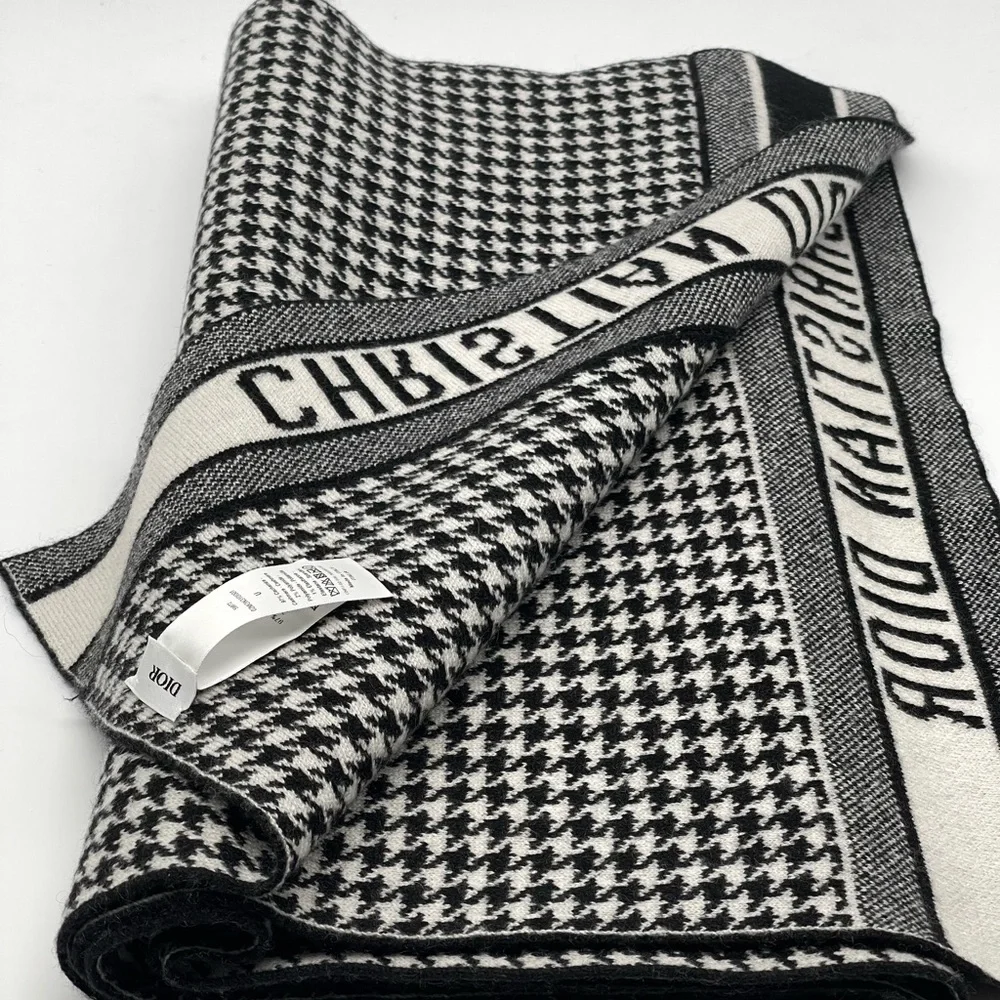 30 MONTAIGNE SCARF Black and White Blended Cashmere Knit 80” long 19” wide